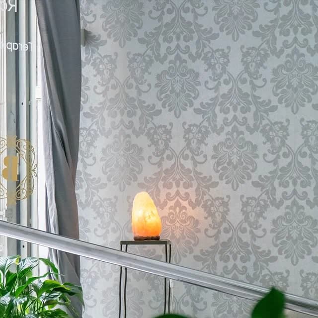 La lámpara de sal encendida junto a la ventana de la sala