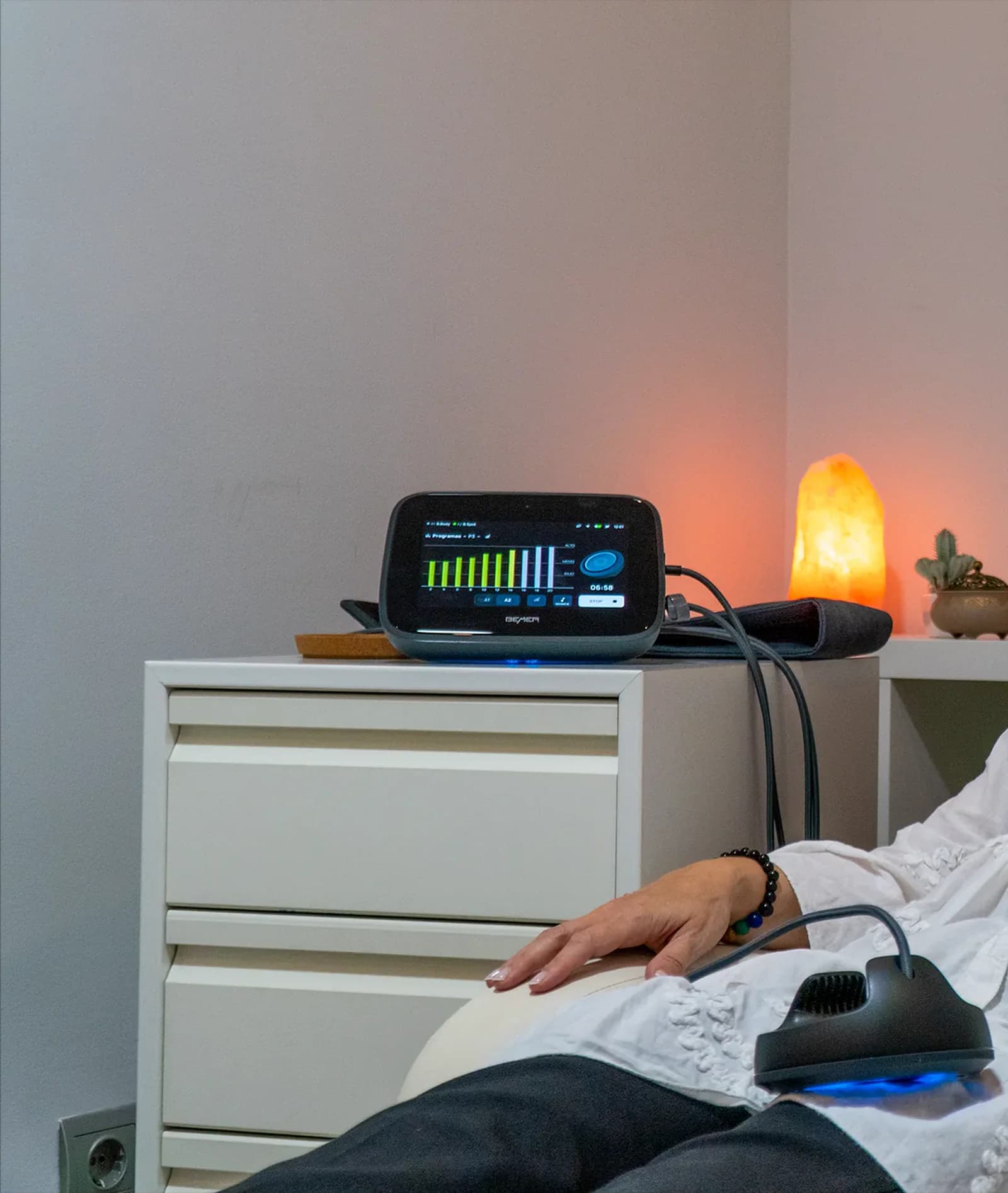 Sala de terapia BEMER del centro, con el equipo encendido y la lámpara de sal