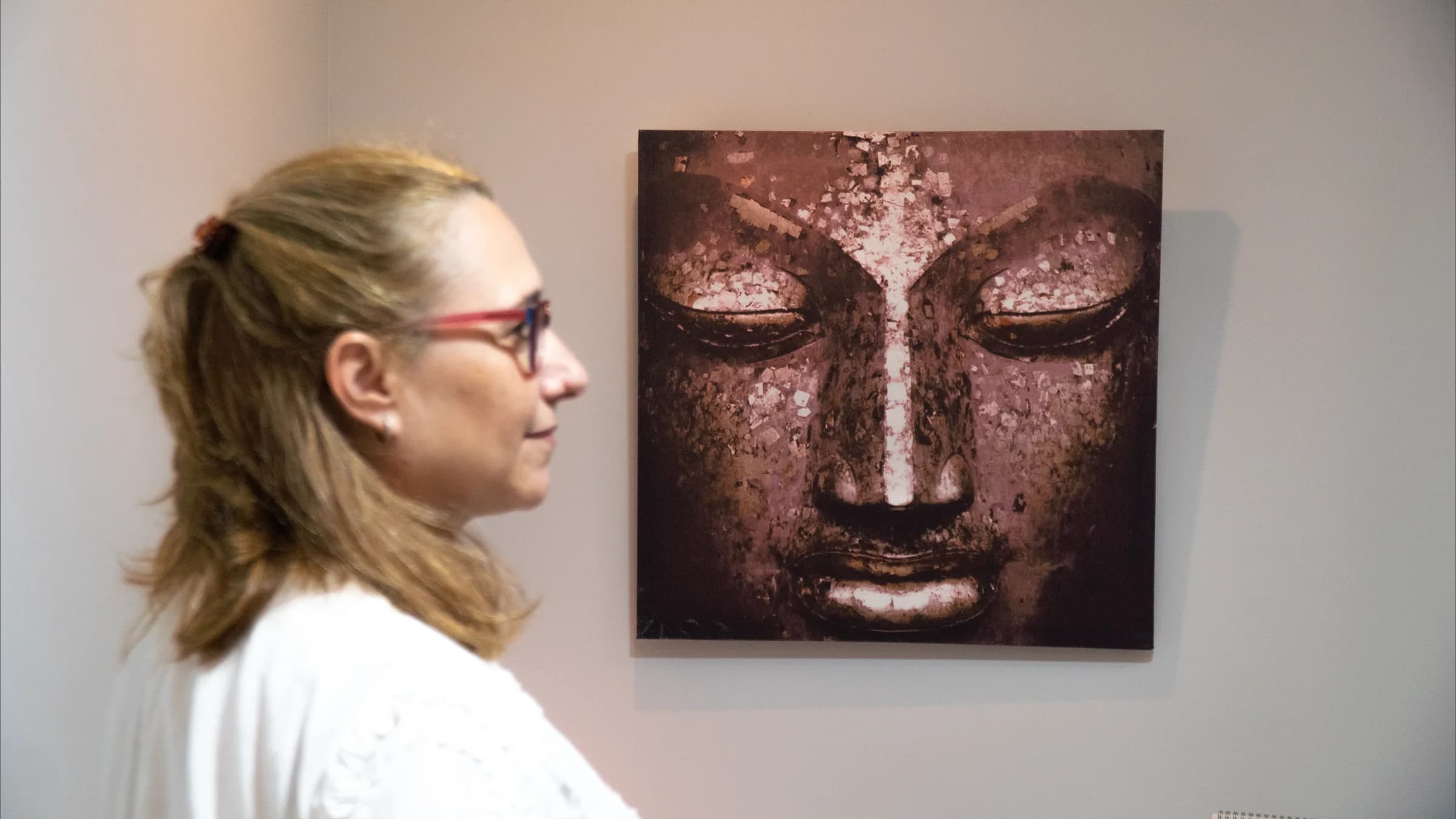 Rincón de la sala de terapia BEMER con el cuadro de un buda